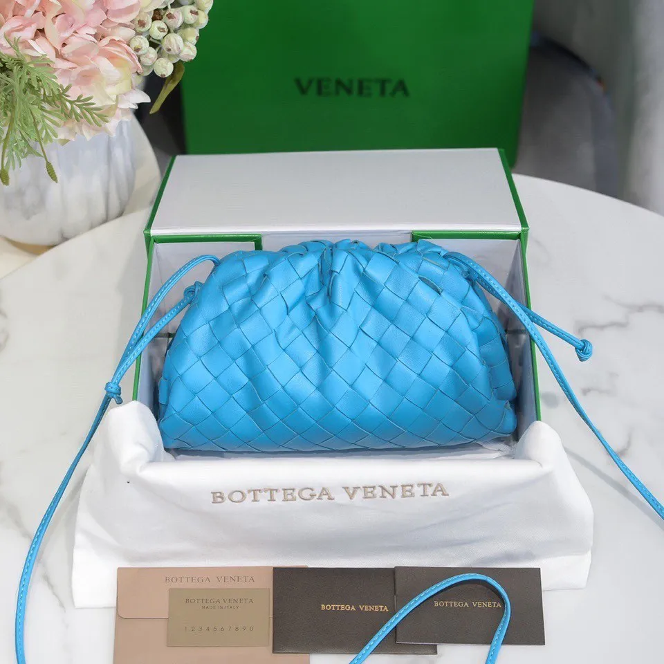 Batch 1260 Real shots👇Large plaid weaving The pouch cloud bag is the first series designed by former Celine designer Daniel Lee after joining BV. The upper body is extremely ecstatic ~ fashionable and classy ~ elegant and concise, lazy and intellectual size: 23*13*8 [Little Cloud Rough Weave#]